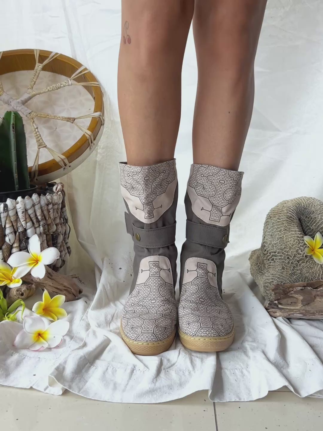 Medium Tribal Boots / Grey